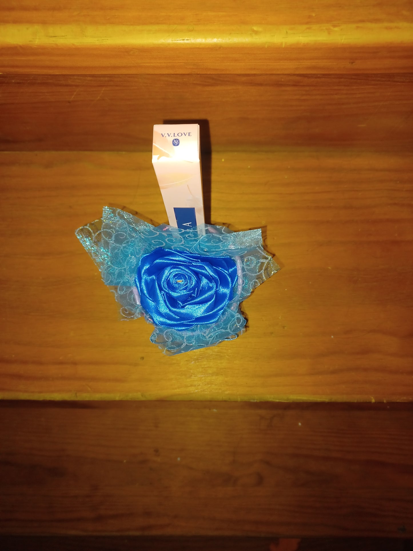 Pot avec rose bleu parfum