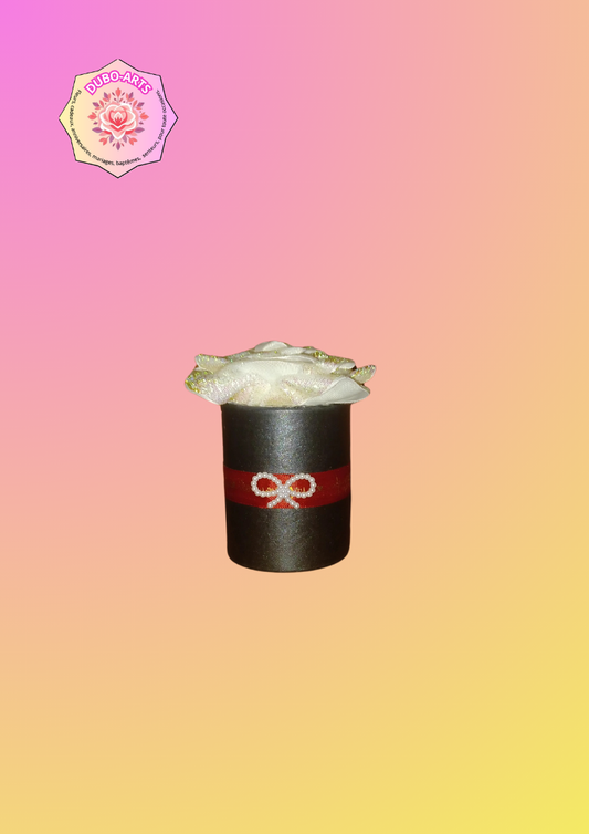 Petit pot avec rose velour blanc